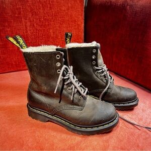 Dr MARTENS 1460 faux fur lined lace up boots (EUC)